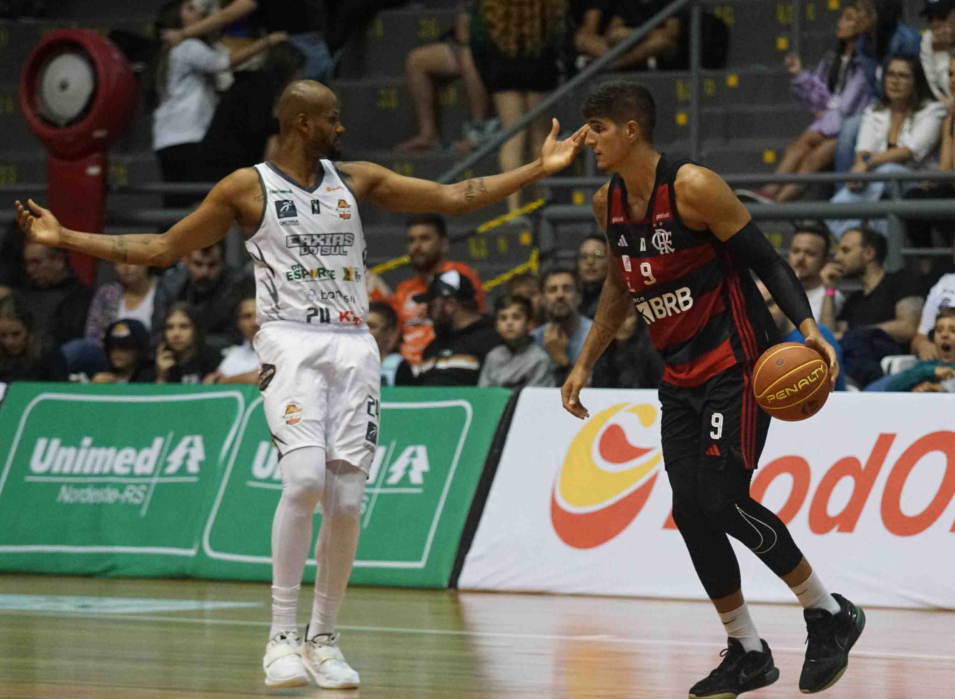 FLAMENGO GARANTE LIDERANÇA NO TURNO E VANTAGEM NO SUPER 8 NO  FLAMENGO BASQUETE